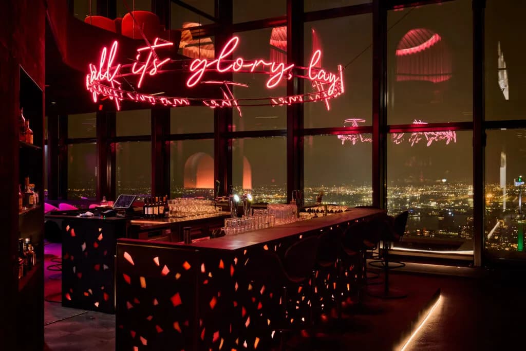 Bar met uitzicht over Rotterdam bij avond in Celest