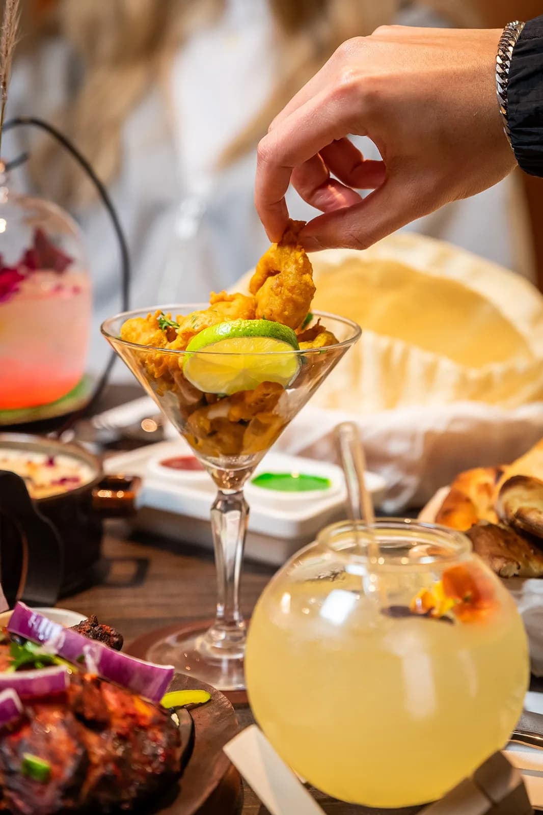 Bereide hapjes en cocktail bij Clay & Spice
