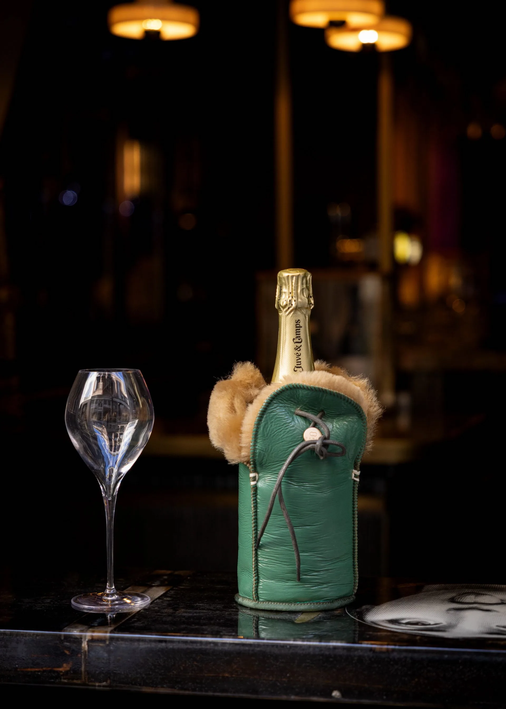 Champagnefles in koeler naast een glas bij Dolce di Sione