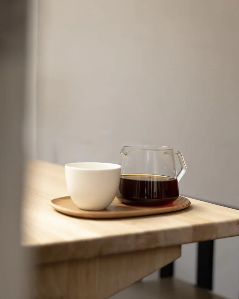 Koffie en filterkan op een tafel bij Drab