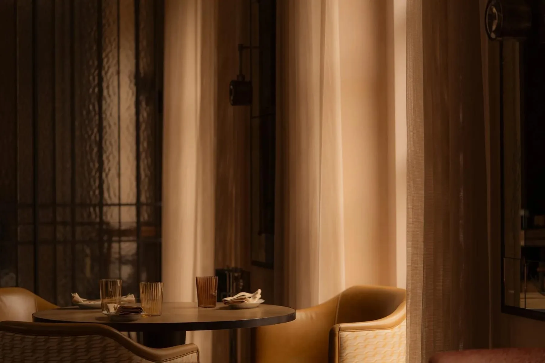 Eetzaal van restaurant Eeuwen in het Rosewood Amsterdam