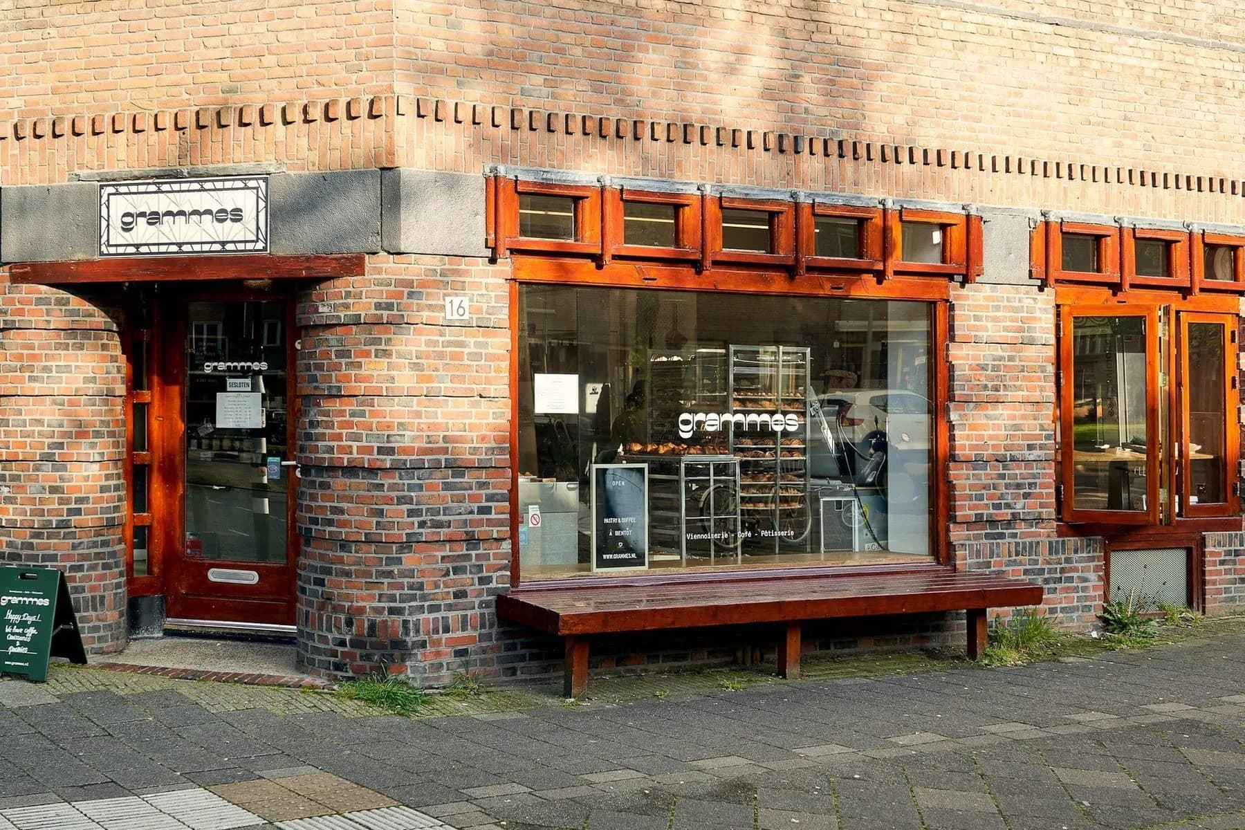 Gevel van bakkerij Grammes met croissants in de etalage