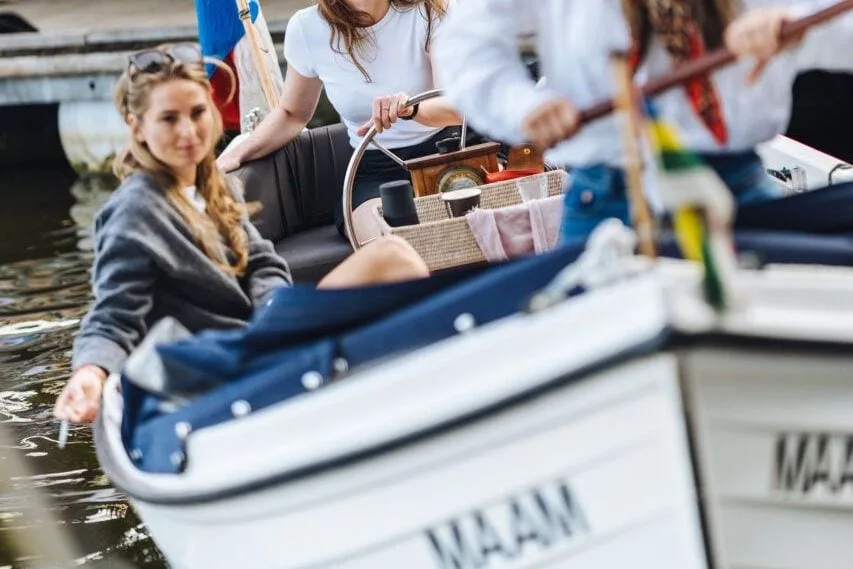 Bootjes vol mensen varen langs het terras van Hannekes Boom