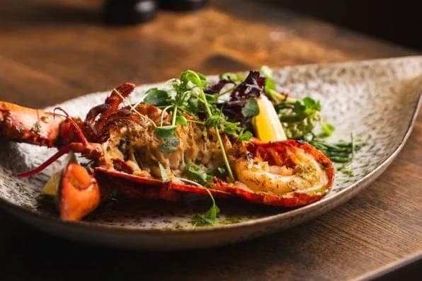 Gegrilde kreeft op een bord bij Het Zuiden