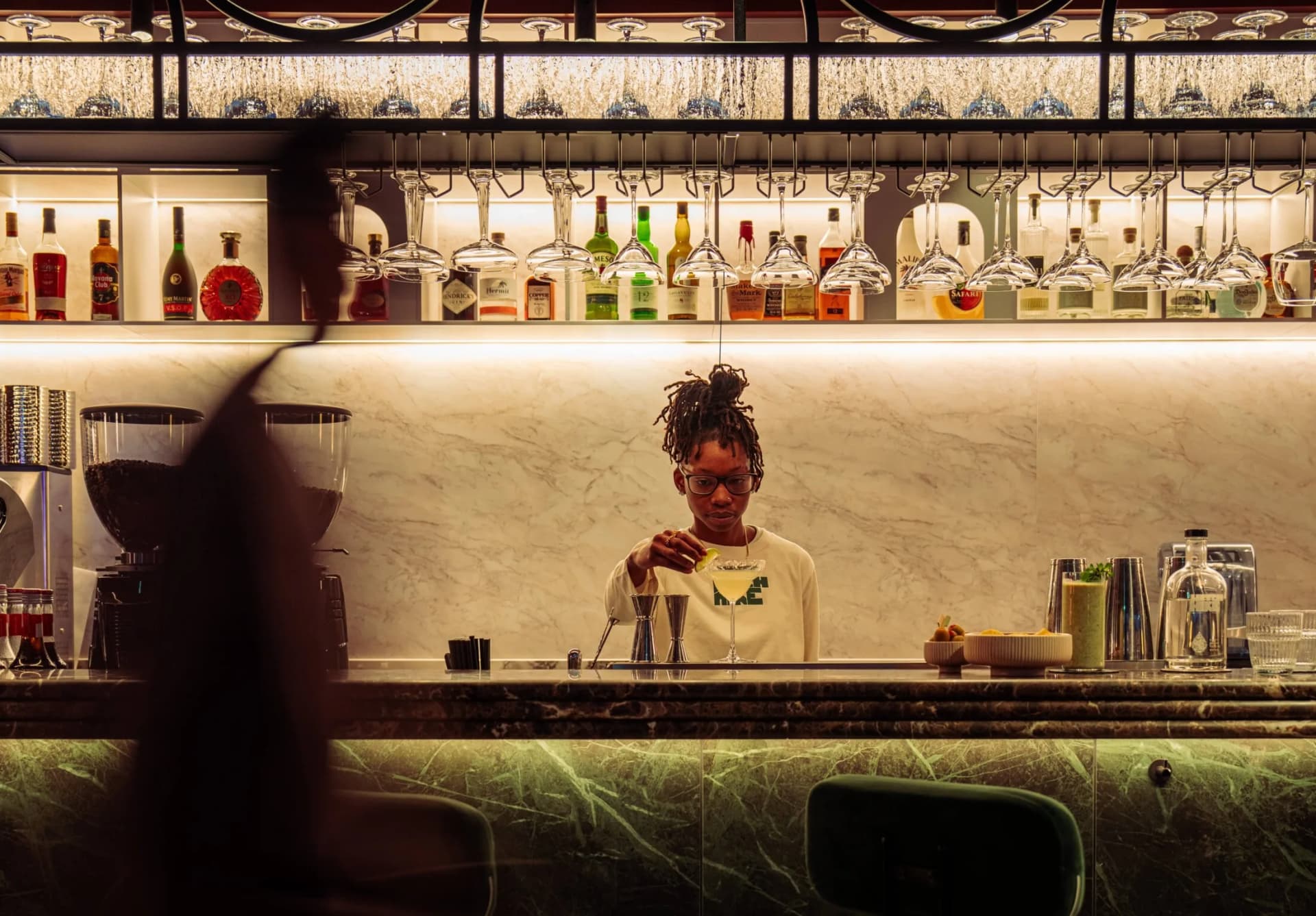 Interieur van de bar bij Hitch Hike