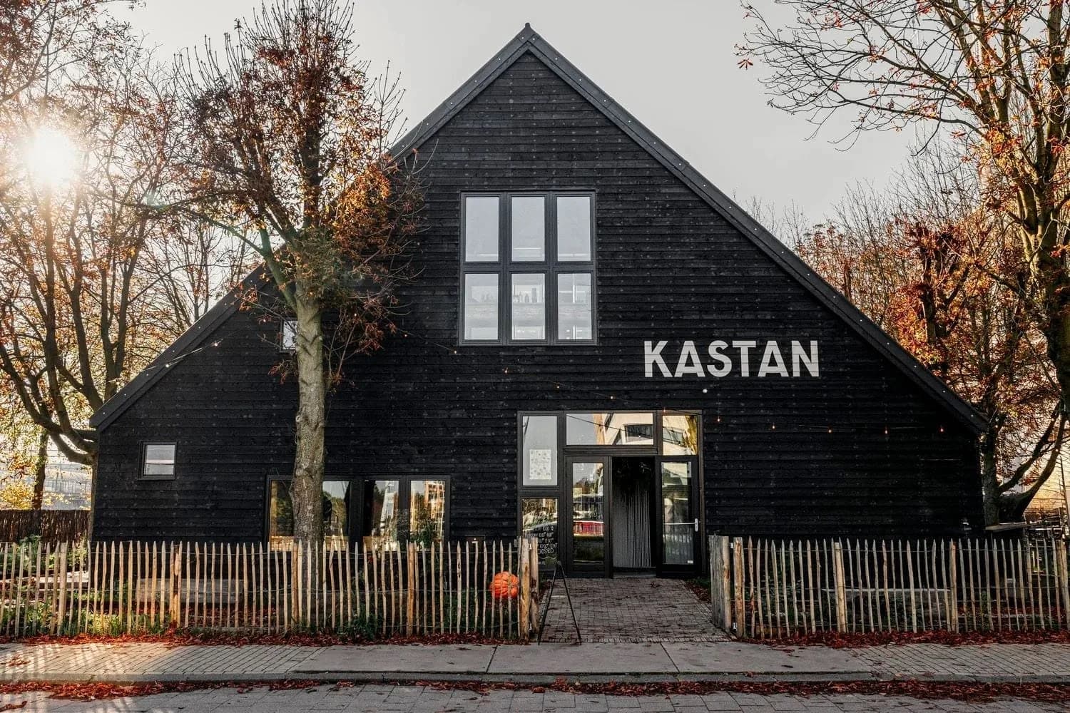 Gevel van Kastan, een zwarte schuur met de naam in grote letters