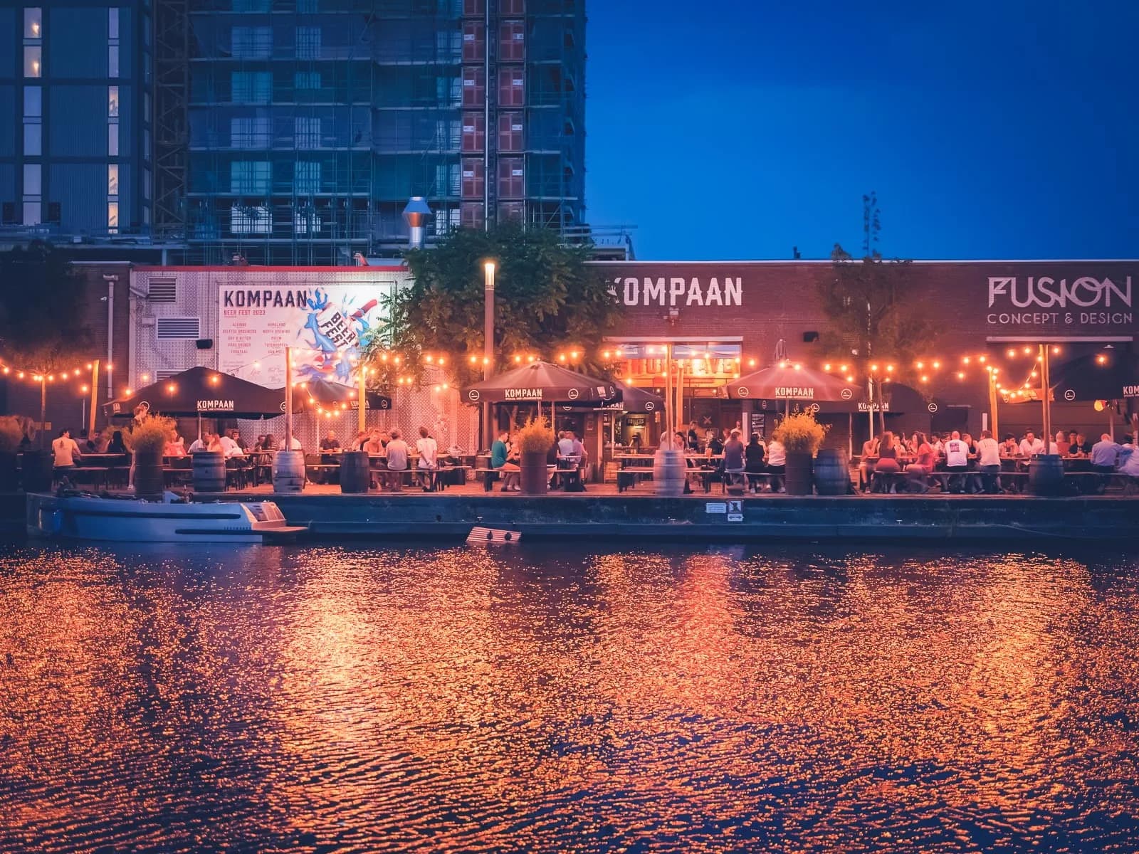 Terras van Kompaan aan het water bij avond