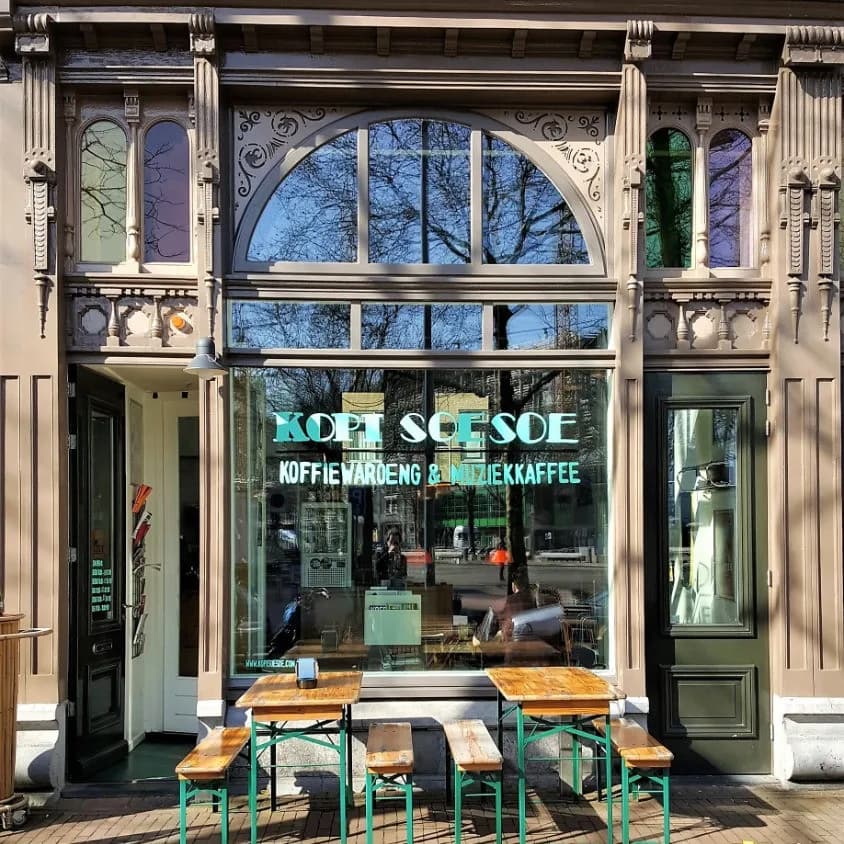 Gevel met terras van Kopi Soesoe