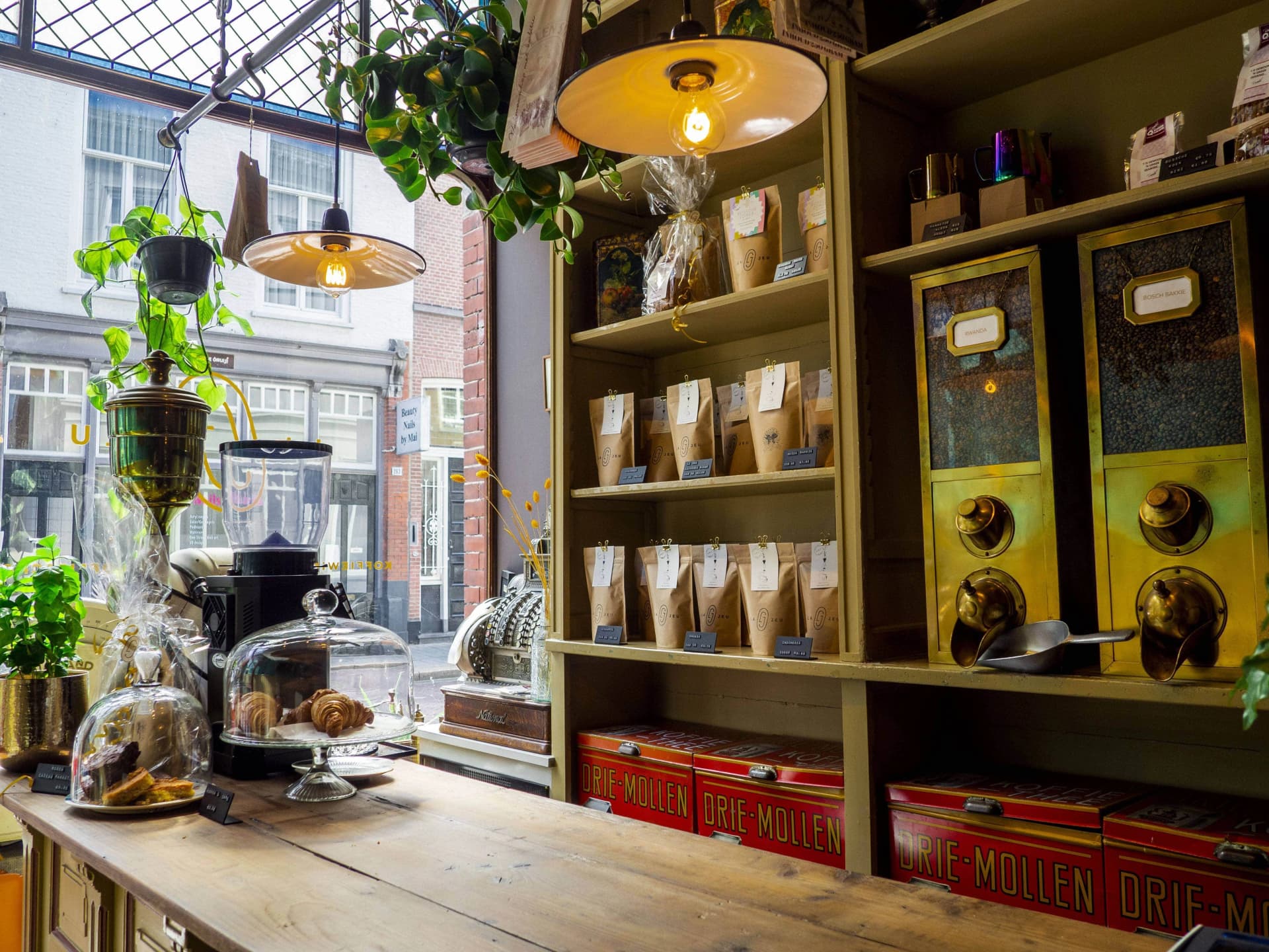 Toonbank met koffiebonen en verpakte koffie bij La Jeu Coffee