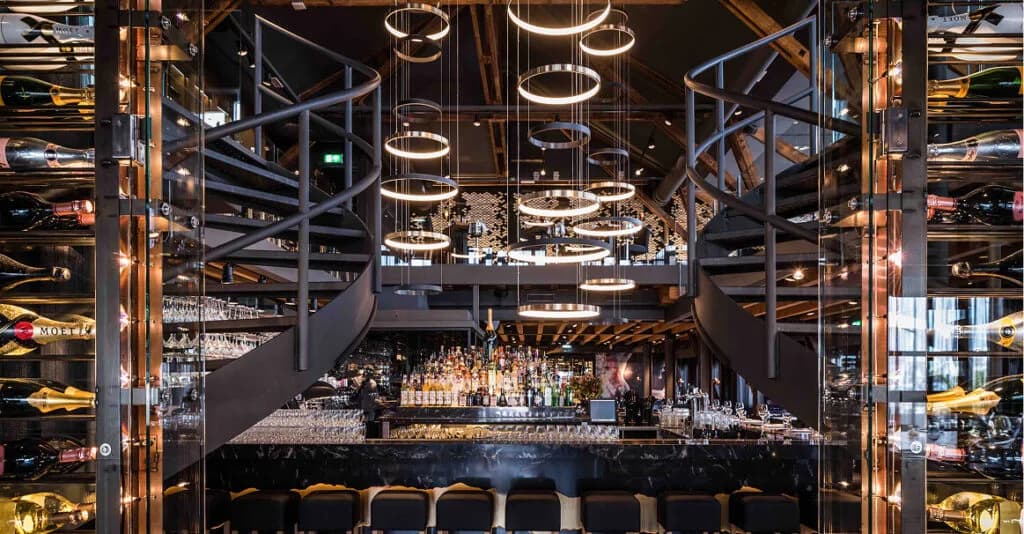 Bar met champagneflessen bij La Petite Encore