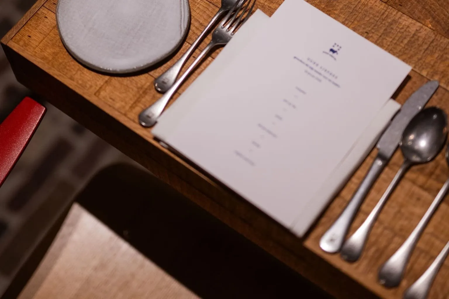 Gedekte tafel met koffie en de menukaart