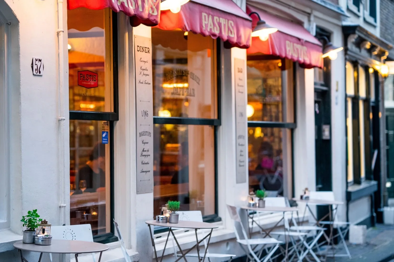 Gevel met terras van Pastis in de avond