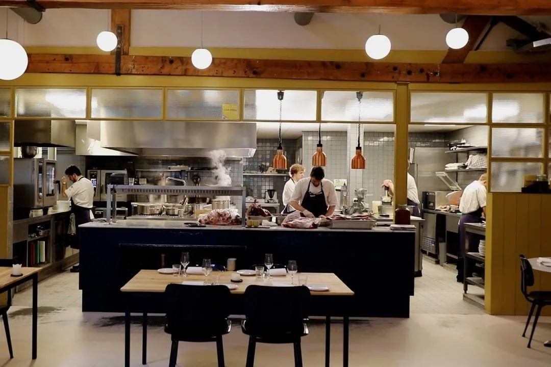 Open keuken van Restaurant Entrepot, koks aan het werk bij het aanrecht