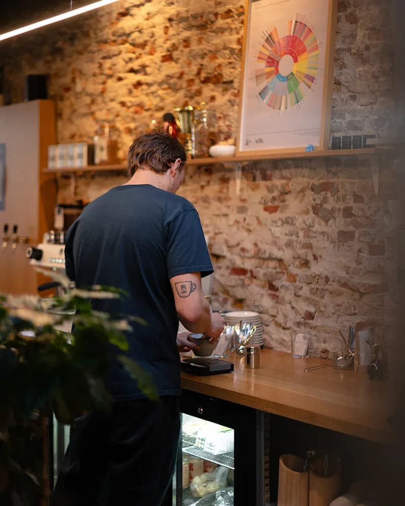 Barista aan het werk bij Roast Factory