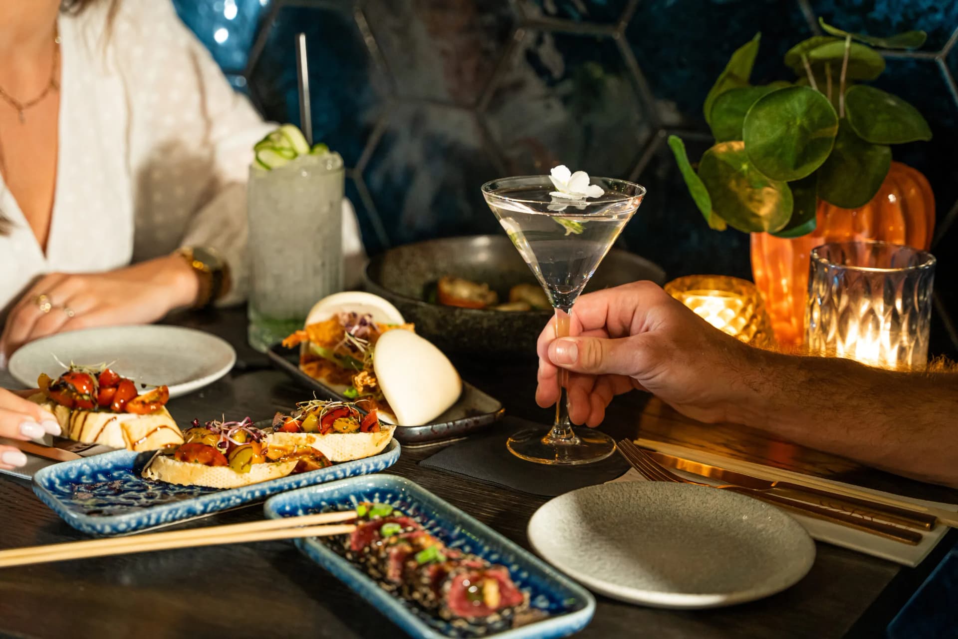 Cocktail en gedeelde gerechten op tafel bij Secret Bar & Kitchen
