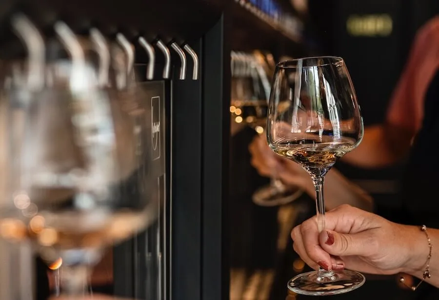 Wijn getapt uit de tap bij Walsjérôt