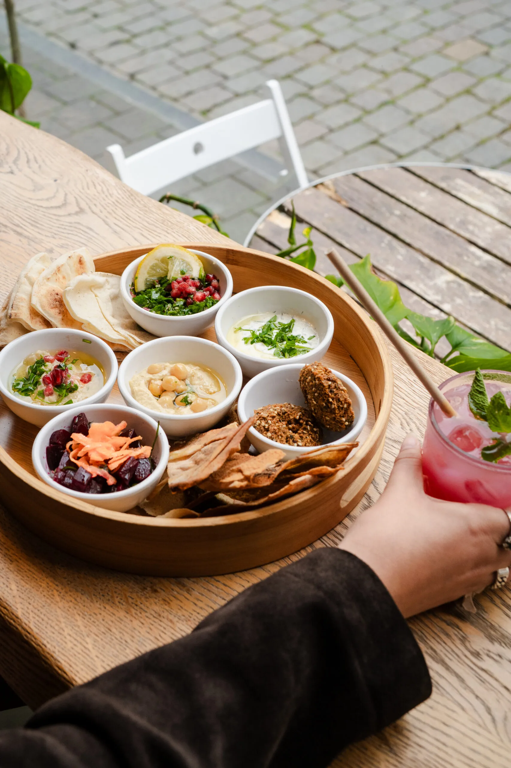 Mezze-schaal met hummus, falafel en pitabroodjes bij Yalla Yalla